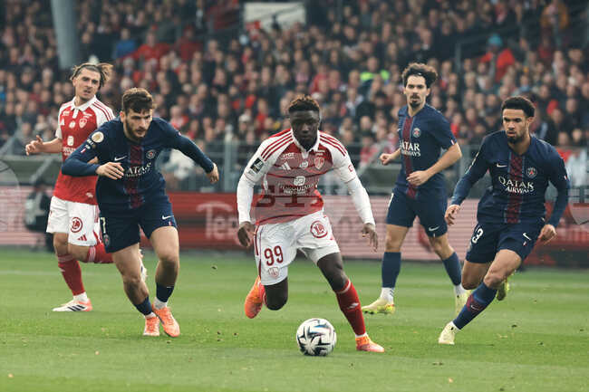 Брест не успя да пречупи 10 човека от Лион и остава в долната част на класирането във френската Лига 1