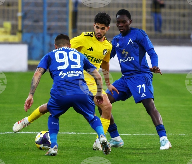 Добруджа и Левски си вкараха три гола в края и завършиха наравно в мач от 29-ия кръг на efbet Лига