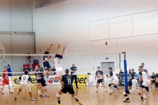 Лидерът във волейболното първенство за мъже Локомотив Авиа надигра Славия като гост