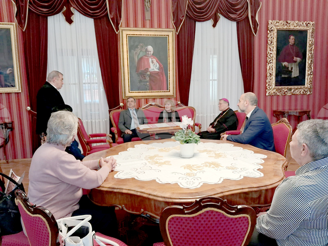 В навечерието на Деня на народните будители българска делегация поднесе венци на гроба на епископ Йосип Щросмайер в хърватския град Джаково