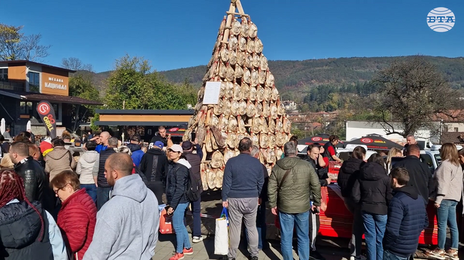 Празникът на еленския бут за 12-и път събра хиляди хора от цялата страна в град Елена