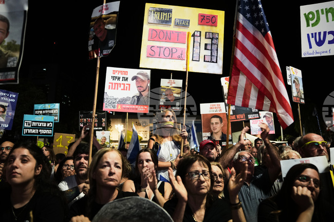 Десетки хиляди в Израел поискаха връщането на телата на 13 заложници на "Хамас"; говори майката на освободения от плен войник с българско гражданство Матан Ангрест