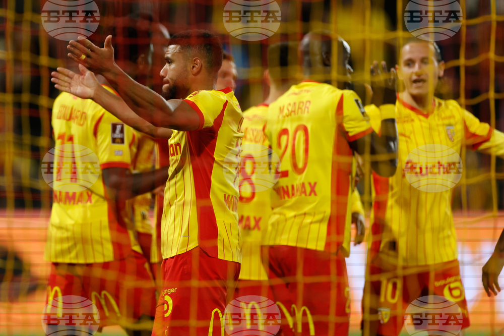 Ланс се наложи убедително над десет души от Монако в мач от френската Лига 1