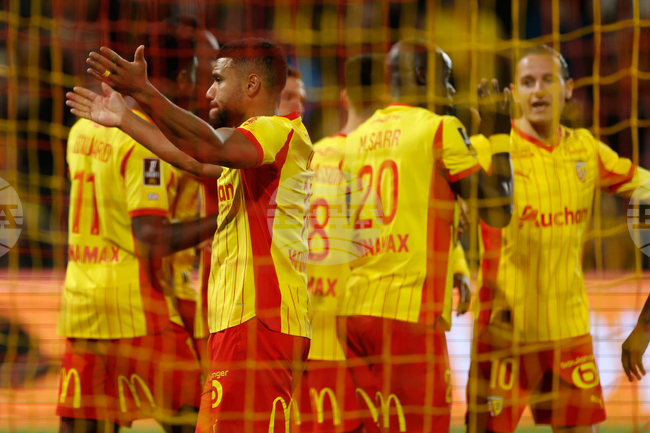 Ланс се наложи убедително над десет души от Монако в мач от френската Лига 1