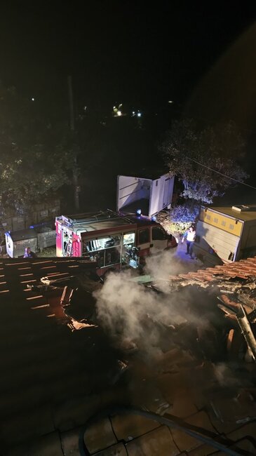 Три екипа на пожарната в Сливен са гасили птицеферма край село Сотиря, съобщиха от ОД на МВР