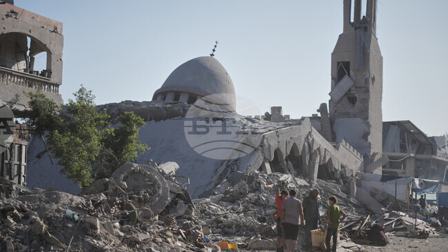Най-малко двама души бяха убити, а още четирима са ранени при израелски удар по град Газа, съобщиха местните власти