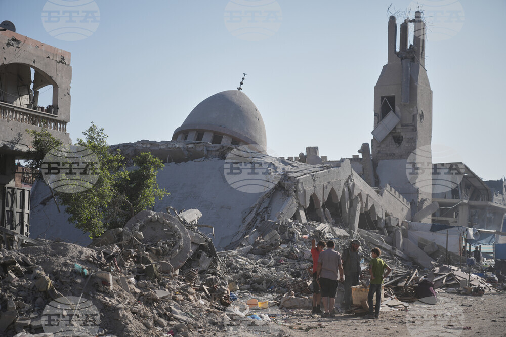 Най-малко двама души бяха убити, а още четирима са ранени при израелски удар по град Газа, съобщиха местните власти