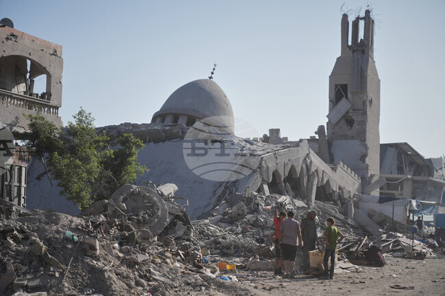 Най-малко двама души бяха убити, а още четирима са ранени при израелски удар по град Газа, съобщиха местните власти