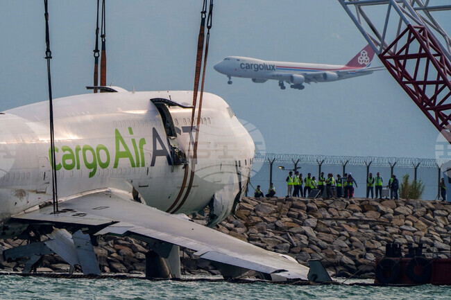 APTOPIX Hong Kong Plane