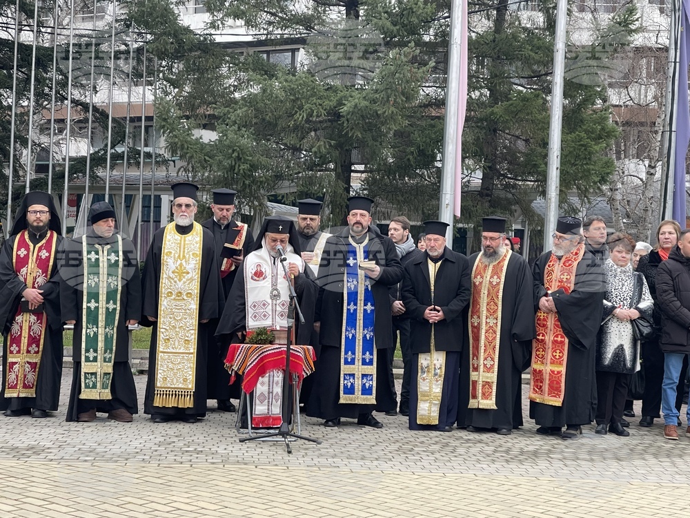 С водосвет и церемония по издигане на националното знаме започнаха честванията по случай Трети март в Казанлък