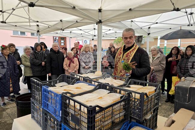 Храмовият празник е радост и щастие за всички жители на селото, каза отец Аспарух в църквата „Свети Димитър“ в Челопек 