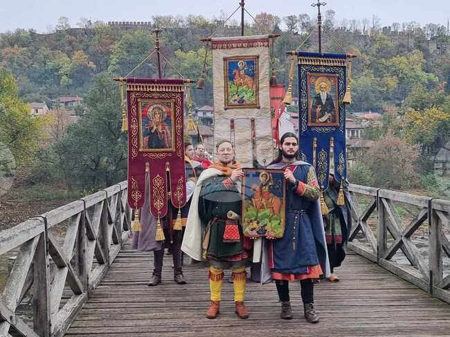 С литийно шествие и камбанен звън в църквата „Св. Димитър“ бяха чествани 840 години от въстанието на Асеневци във Велико Търново