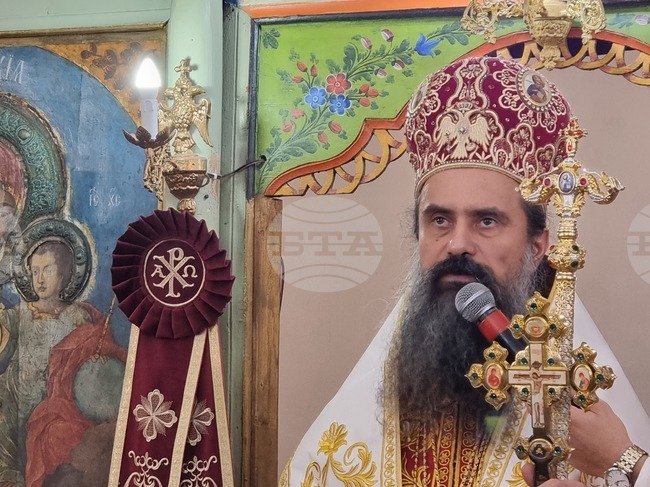 Патриарх Даниил отслужи света литургия по повод храмовия празник на кюстендилската църква "Св. вмчк Димитър Солунски"