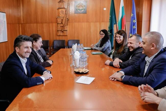 Елена може да се превърне в пример за балансирано развитие между култура, природа и предприемачество, каза министърът на туризма Мирослав Боршош на среща с кмета на града