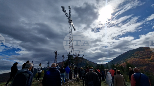 На Димитровден в Смолян осветиха 19-метров кръст до параклиса „Св. Димитър“