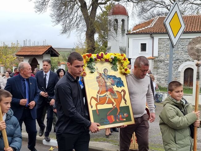 Болярово отбеляза празника си с шествие с икона на св. Димитър, фолклорна програма и кулинарно шоу