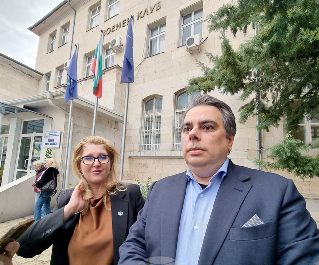 Горивата може да поскъпнат временно, каза в Сливен лидерът на „Продължаваме промяната“ Асен Василев