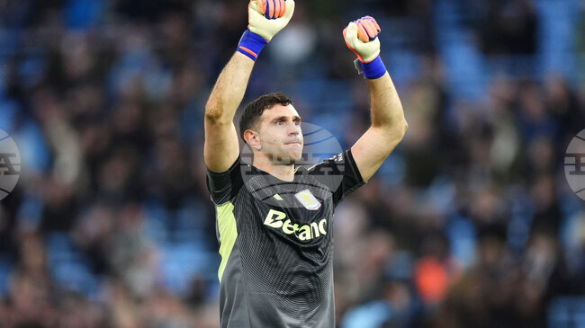 Аржентинският вратар Емилиано Мартинес вече не е втори капитан на Астън Вила