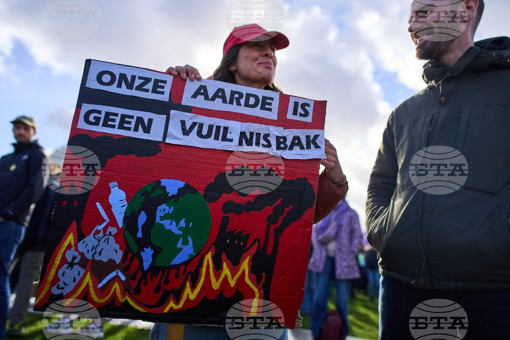 Десетки хиляди се събраха на протест за климата в Хага преди парламентарните избори