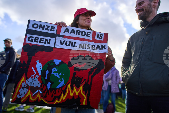 Десетки хиляди се събраха на протест за климата в Хага преди парламентарните избори
