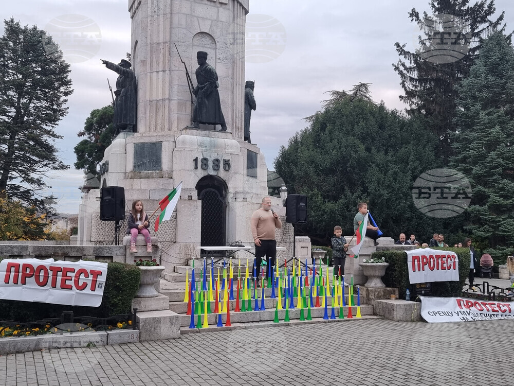 Протестиращи срещу замътняването на питейната вода във Велико Търново се събраха тази вечер пред паметника „Майка България“