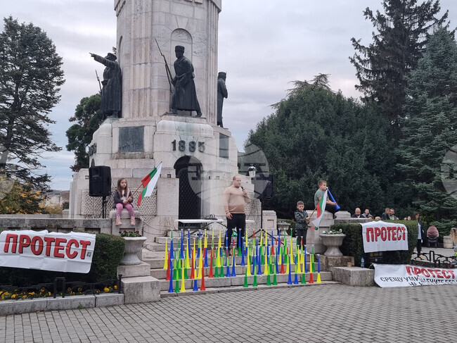 Протестиращи срещу замътняването на питейната вода във Велико Търново се събраха тази вечер пред паметника „Майка България“