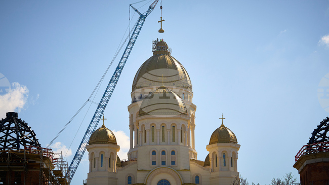 Повече от 40 000 вярващи са преминали през олтара на катедралата "Спасението на народа" в Букурещ след освещаването ѝ тази неделя 