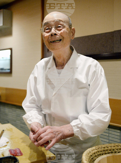 Легендарният японски майстор на суши Джиро Оно, отличен с три звезди „Мишлен“, празнува своя 100-годишен юбилей