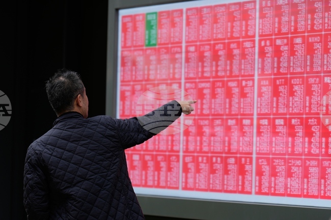 Водещият японски борсов индекс Nikkei 225 затвори за първи път над 51 000 пункта след исторически връх за трети пореден ден на Уолстрийт