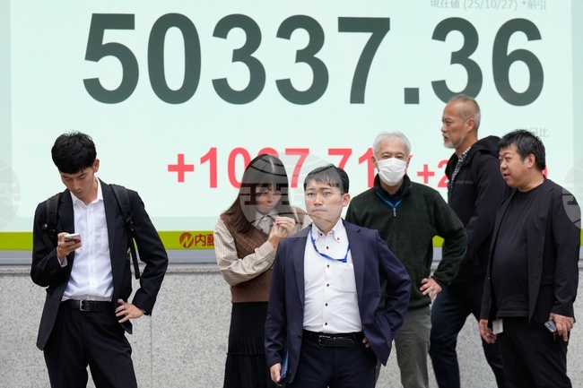 Водещият японски борсов индекс, Никкей 225, затвори за първи път търговията над нивото от 50 000 пункта след рекордния ръст на Уолстрийт