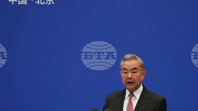 Китайският външен министър се опитва да задълбочи сътрудничеството в областта на петролната и газовата индустрия с ОАЕ по време на обиколката си в Близкия изток