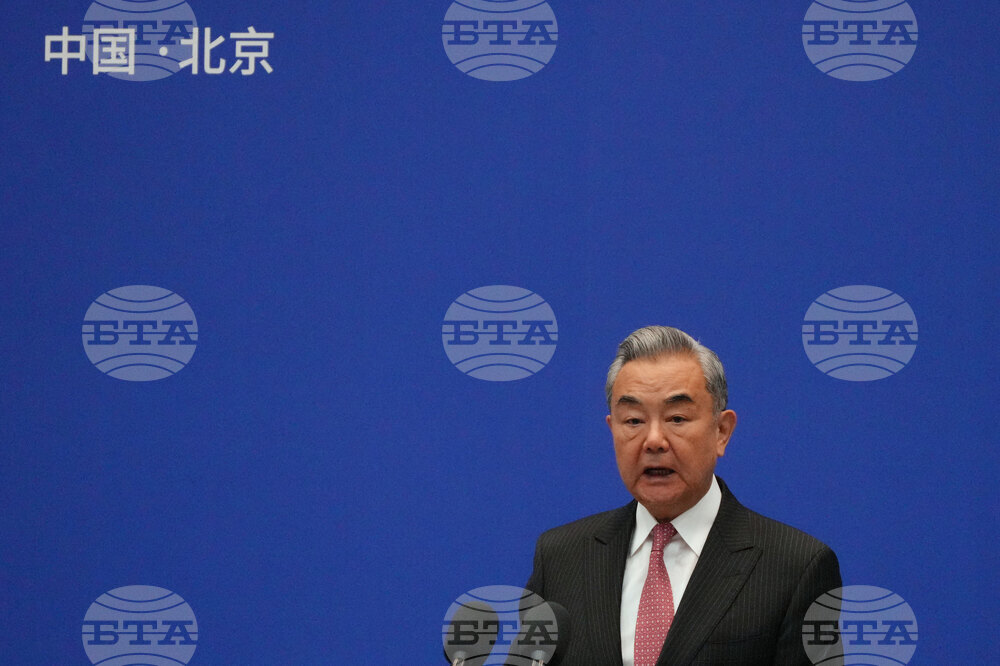 Китайският външен министър се опитва да задълбочи сътрудничеството в областта на петролната и газовата индустрия с ОАЕ по време на обиколката си в Близкия изток