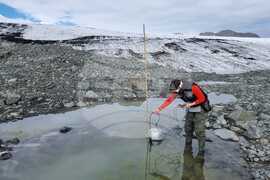 Антарктида - Ден 66 - тема на деня - Хидробиологът Весела Евтимова: Повечето езера в Антарктика поглъщат въглероден диоксид и допринасят за намаляването му в атмосферата