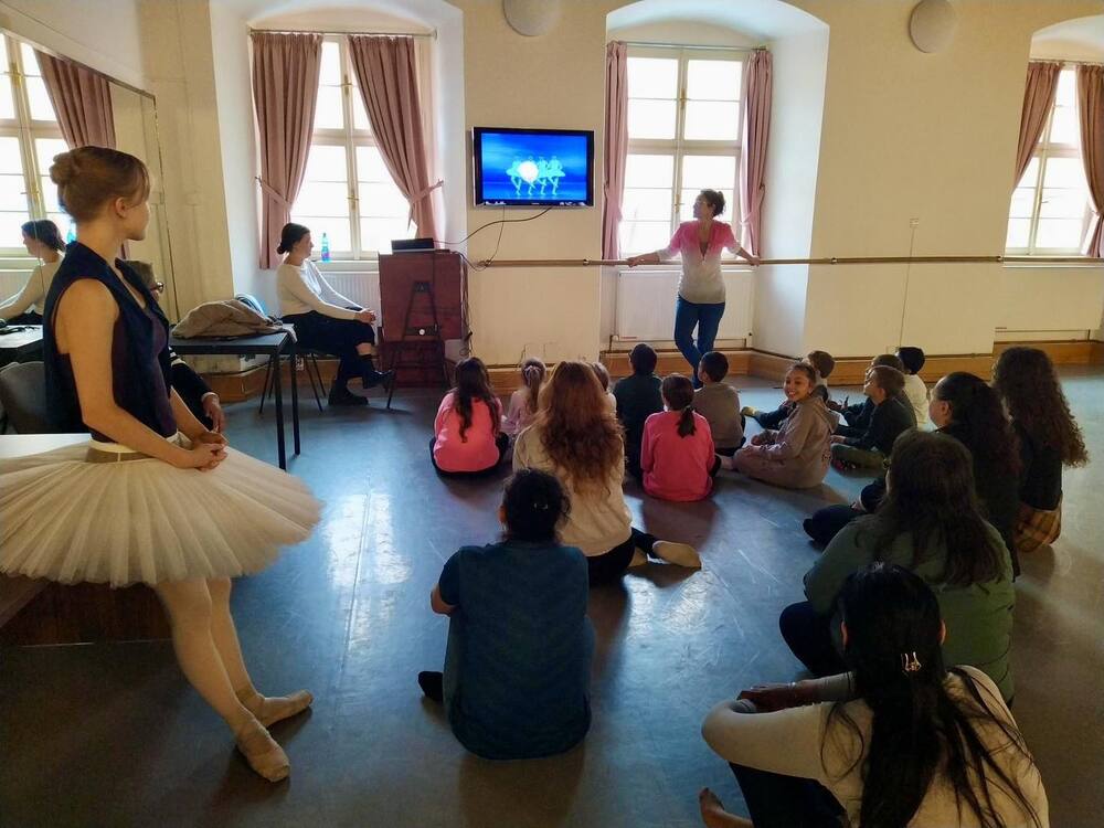 Ученици от Българското средно училище „Д-р Петър Берон“ в Прага участваха в творческа работилница в Народния театър в чешката столица