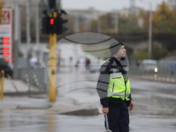 Наводнени трамвайни линии - аварийно почистване