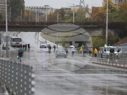 Наводнени трамвайни линии - аварийно почистване