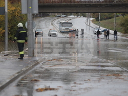 Наводнени трамвайни линии - аварийно почистване