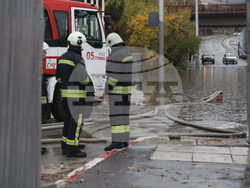 Наводнени трамвайни линии - аварийно почистване