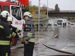 Наводнени трамвайни линии - аварийно почистване