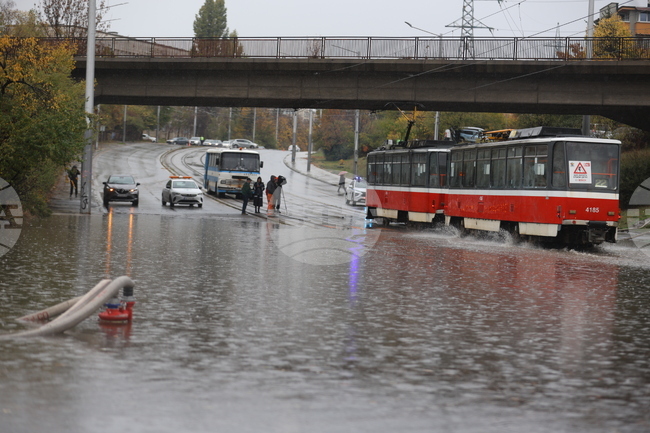 Възстановено е движението на трамвайните линии и на автомобилите на бул. „Шипченски проход“ в София 