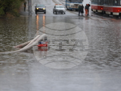 Наводнени трамвайни линии - аварийно почистване
