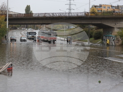 Наводнени трамвайни линии - аварийно почистване