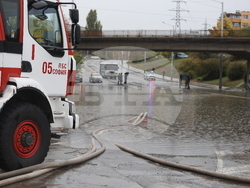 Наводнени трамвайни линии - аварийно почистване
