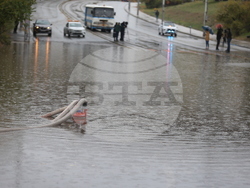 Наводнени трамвайни линии - аварийно почистване