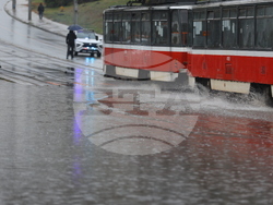 Наводнени трамвайни линии - аварийно почистване