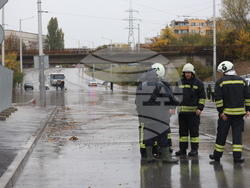 Наводнени трамвайни линии - аварийно почистване