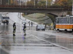 Наводнени трамвайни линии - аварийно почистване