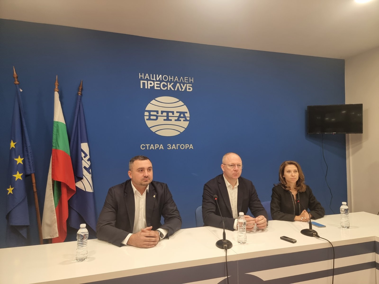 Пресконференция на евродепутатът от партия "Възраждане" Станислав Стоянов и народните представители Искра Михайлова и Даниел Проданов Пресконференция на евродепутатът от партия "Възраждане" Станислав Стоянов и народните представители Искра Михайлова и Даниел Проданов