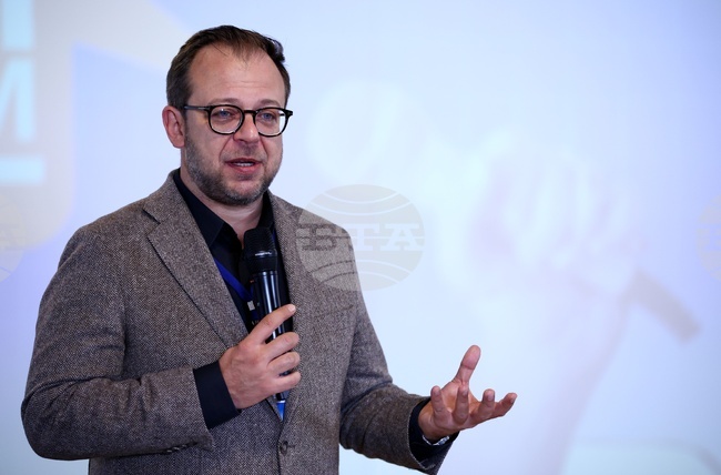 Обученията за млади журналисти на БТА и ЕП са изключително полезни, каза Теодор Стойчев, ръководител на Бюрото на Европейския парламент