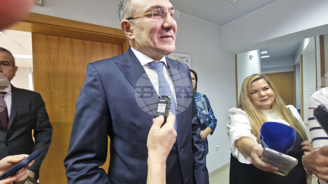 Подписал съм размерът на минималната работа заплата да бъде 1213 лв., каза министърът на труда и социалната политика Борислав Гуцанов 